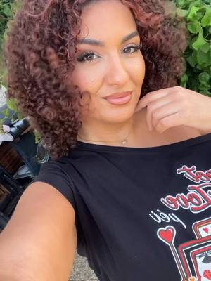 A post by @k_miliaa on TikTok caption: Changement capillaire chez une femme … ca en dit long #curlyhair #newhair 