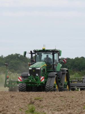 A post by @agriview on TikTok caption: JOHN DEERE 8rx370 avec un semoir max émerge 12 rangs UNIQUE EN FRANCE 🇫🇷 !!  . . . #johndeere #agriculture #farming #bigfarm #farm #tournesol #farmlife #xxlmachinery 