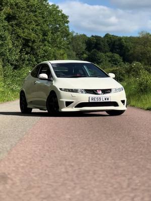 A post by @nathann.15 on TikTok caption: This is what id like to do 🤌🏻 #like #cars #opinion #civic #honda #k20 #fyp #foryou #carguy #white #comment 