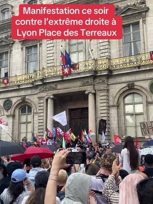 A post by @media_lyon on TikTok caption: Plusieurs milliers de manifestants se sont rassemblés ce soir Place des Terreaux. La foule scandait des slogans comme : « Siamo tutti antifascisti », « La jeunesse emmxrde le front national » ou encore « Tout le monde déteste Bardella. » La prochaine manifestation d’ampleur est prévue dimanche 16 juin au départ de la place Jean Macé dès 14h30. 