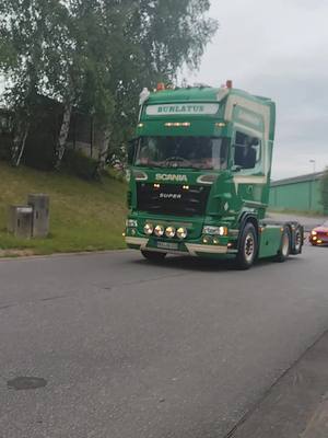 A post by @truckspotting.rz on TikTok caption: Salt Hill 2024🤌 #dikkescania #truckspotting #dikkevrachtauto🇳🇱😍🔥 #onlywayisdutch🇳🇱😍👌 #barregaander🚛💨🚨 #truckspotter #hollandstyle🇳🇱😍👌 #dikkevrachtwagen🇳🇱😍🔥 