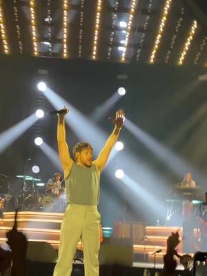 A post by @rachelisntfunny on TikTok caption: #stitch with @rachel FINALLY DID IT #niallhoran #theshow #tslot #theshowliveontour2024 #welcometotheshow #hellolovers ##niallhoranvids #TSLOTMSG #TSLOTNYC #theshowliveontour @Niall Horan 