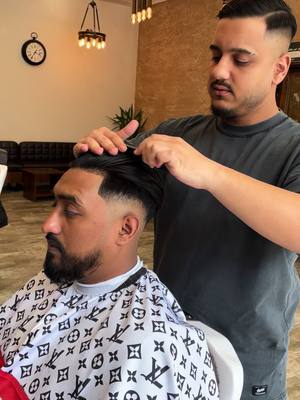 A post by @sunayalpay on TikTok caption: #haircuts #skinfade #barbershopconnect #barbers #barbershop #londonbarbers #lowtaperfade #lowtaperfade #skinfades #barberstowntv #taperfadehaircut #barberlifestyle #haircutting #taperfade #germany 