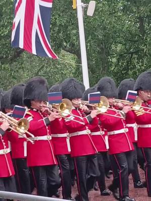 A post by @windsorcastlequeensguard on TikTok caption: #troopingthecolour2024🇬🇧 #london #soldiers #britisharmy⚔️ 