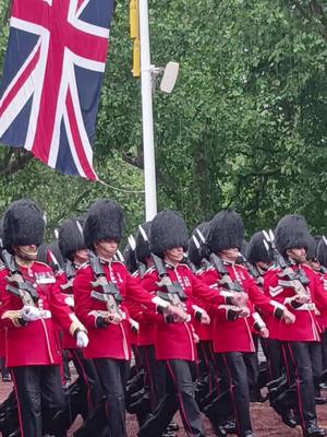 A post by @windsorcastlequeensguard on TikTok caption: #troopingthecolour2024🇬🇧 #london #soldiers #britisharmy⚔️ 