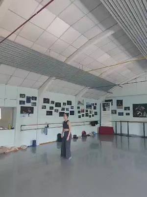 A post by @desire.speranza on TikTok caption: Contemporaneo APAD avviamento professionale alla danza Alex atzewi (MO) #danza #contemporaneo #danzacontemporanea 