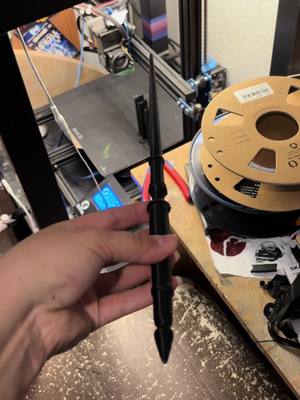 A post by @gigalotsartz on TikTok caption: Zu lange nichts mehr mit Fdm gedruckt und bin am verzweifeln 😭#3dprinting #3ddruck #DIY #3ddrucker #3ddrucken #hogwartslegacy 