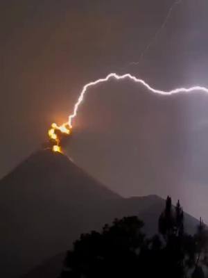 A post by @drouwnt on TikTok caption: Blitze aus einem Vulkan Die heiße Luft des Vulkanausbruchs trifft auf die kalte Luft außerhalb des Volkans und das passiert. #lightning #blitz #vulkan #volcano #fyp #spektakel #naturschauspiel