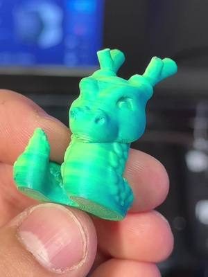 A post by @3dinplastic on TikTok caption: Me encantan estos filamentos de dos o tres colores 🤭 #impresion3d #3dprinting 