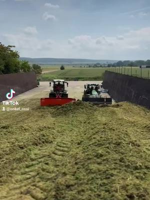 A post by @onkel_ossi on TikTok caption: #CapCut #claas #xerion #gps #silo #landwirtschaftausleidenschaft #lohnerausleidenschaft 