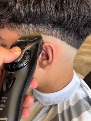 A post by @sunayalpay on TikTok caption: How to do skin fade #haircuts #skinfade #barbershopconnect #barbers #barbershop #londonbarbers #lowtaperfade #skinfades #barberstowntv #taperfadehaircut #barberlifestyle #haircutting #taperfade #germany #panasonic #londonlife 