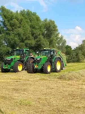 A post by @landtechnik_sk on TikTok caption: #ballenpressen #ballenpressen2024🚜🧑‍🌾 #fyp #fy #landtechnik_sk #landleben #landwirt #landtechnik @ost.deutsche1 @oskar.061 @Romy🇩🇪🦅 @Fabian @Blaulicht.eisdorf.official 