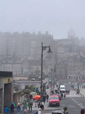 A post by @iangblack on TikTok caption: Magnificent Edinburgh 🥀👑 #edinburgh #Scotland #visitscotland #castle #braveheart #williamwallace #whisky #kilt #plaid #harrypotter #voldemort #hermionegranger 