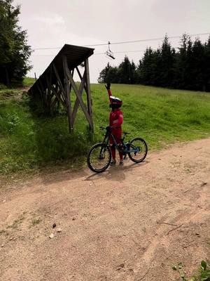 A post by @theovasseur22 on TikTok caption: Reprise du velo ✈️  7 ans que j’avais pas mis un pied las bas 😬  #pourtoi #fyp #bike #velo #dh #lacblanc #lacblancbikepark 