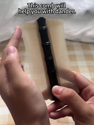 A post by @yaoswei on TikTok caption: A comb with very good dandruff removal function.#hairhack #comb #hollowcomb #dandruff #scalp #flakes#asmr #fyp#hairasmr #foryou #oddlysatisfying#itchyscalpdandruff #viralproducts #wavyhair#fine 