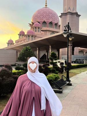 A post by @meryemsdrt on TikTok caption: #foryou #fy #pourtoi #pt #malaysia #malaisie #putrajaya #pinkmosque 