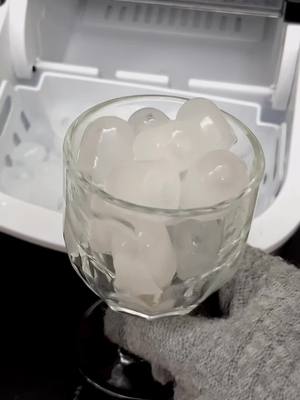 A post by @ice.burgerking on TikTok caption: Bullet ice,soft ice #icemaker #icecubes #asmr #bulleticemaker #icemachine #icetok #tiktokmademebuyit 