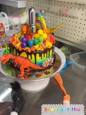 A post by @diosdominicano on TikTok caption: #Birthdaycake #cake #iowa #desmoines #bakery #us #cakedecorating 