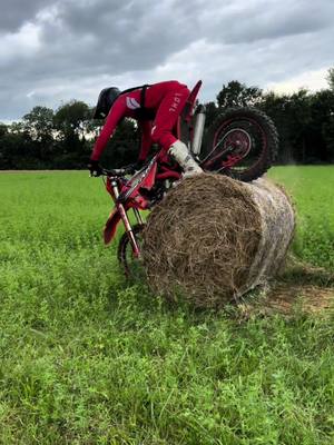 A post by @theovasseur22 on TikTok caption: Tous les enduristes ont déjà voulu faire ça 🤣  #bike #moto #enduro #bikelife #mx #fyp #pourtoi 