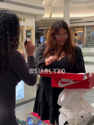 A post by @siarlyortiz on TikTok caption: Naila se gano unos nike dunks 🎁