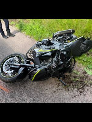 A post by @chrisz1000r on TikTok caption: Voici les résultats de ma chute de Dimanche dans les vosges : - Fracture du 5ème métacarpien de la main droite - Fracture de l'annulaire de la main droite  - Hémorragie sous-arachnoïdienne "sang entre la boîte crânienne et le cerveau" - Double entorses cervicales en C5 et C7 - Multiples fractures de la clavicule gauche - 9 fractures sur 6 côtes à gauche "3 du bas simple fracture et 3 du haut avec doubles fractures mobiles" - 3 côtes facturées à droite #pourtoi #pourtoimotard #foryou #foryoumotard #fyp #fypシ #sortiemoto #motardfrance #accident #motardsfrance #tiktokmotard #bike #bikelifeworld #bikelife #motorradliebe #highside #motardtiktok 