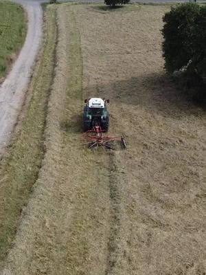 A post by @agribenji_80 on TikTok caption: #agriculture #fendt415 #fenaison #foin #fendt 