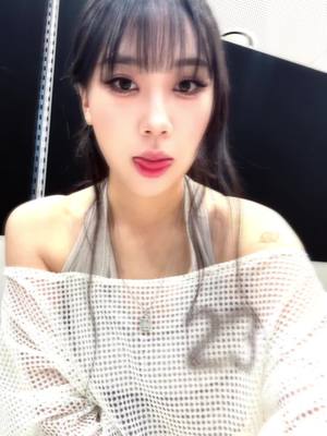 A post by @youngji_02 on TikTok caption: 이쁜척하다 현타옴