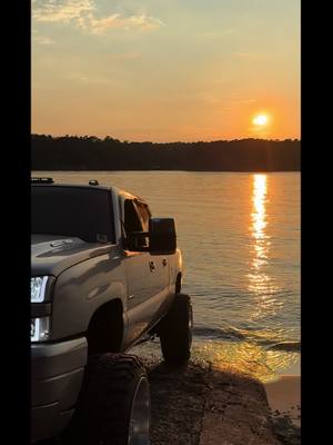 A post by @thatslow_lly on TikTok caption: Lets get to 10k!!!#TruckerCommunity #sparksmithauto #KeithsStrengthInMotion #duramax @sparksmithauto @NG_Lighting @Tanner guy 