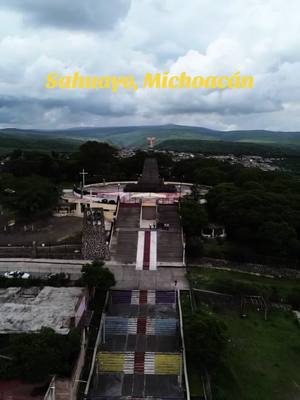 A post by @chrisgomeez on TikTok caption: Sahuayo, Michoacán esta listo para las fiestas 🎉 🇲🇽 #sahuayomichoacán #sahuayo #fiestas  