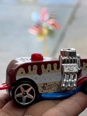 A post by @zandywheels on TikTok caption: Pastelito #zandywheels #mattel #hotwheels #chalco #latoxicadeloshotwheels #pastelito #cafe #gardello 