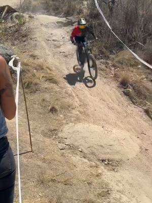 A post by @cristopher_mtb on TikTok caption: #fyp #dh #mtb #downhill 