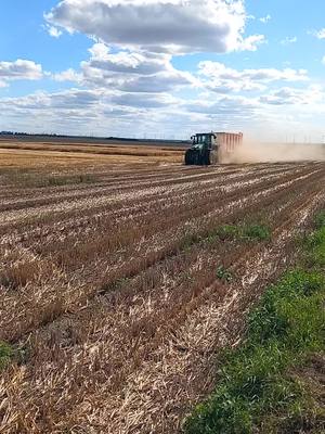 A post by @landtechnik_sk on TikTok caption: #johndeerepower #johndeere #landwirt #fy #fyp #landtechnik_sk #landtechnik #landleben #ernte2024🌾🚜 @Fabian @oskar.061 