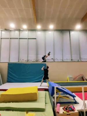 A post by @coco.dlmz on TikTok caption: 💃🏻🕺🏻 Pour quand ta reprise ? 🤸🏻‍♀️ #gymnastique #doublearriere #salto #danse #drole #chute #gymnaste #vacances #Summer 