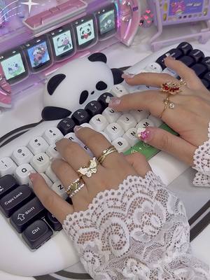 A post by @studycool29 on TikTok caption: Estoy amando mucho este teclado🐼🎋 YUNZII C68 Panda 🐼💞✨#fyp #viral #parati #mechanicalkeyboard #keyboard #desksetup #typing @YUNZII KEYBOARD 🐼❤️❤️