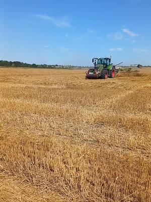 A post by @landtechnik_sk on TikTok caption: #ernte2024🌾🚜 #landleben #landtechnik #landtechnik_sk #fend724#one#schwaden@Fabian @oskar.061 @♱ @DominikL 