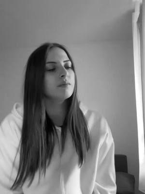 A post by @_yllka_g on TikTok caption: I hate my face expresions but i lohe this song! @BILLIE EILISH #fypシ #singing #cover #wildflower 