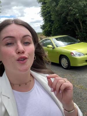 A post by @leslieandcars on TikTok caption: Nicht schön aber dafür effizient, das war der Honda Insight. Würdet ihr ihn fahren? 🙌🏼 #honda #hondainsight #hybrid #auto #autonews 