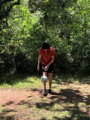 A post by @enzo_freestylefoot on TikTok caption: Triple tour du monde dans la forêt 🏕️ #freestyle #footbal 