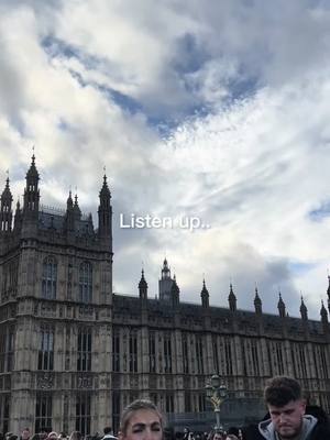 A post by @elygibilisco5 on TikTok caption: 🇬🇧🐿️💂🏼#CapCut #london #londonchristmas 