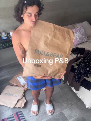 A post by @im.diamo on TikTok caption: #unboxing @Pull&Bear  Ame todo 🤌🏽#pullandbearcommunity 