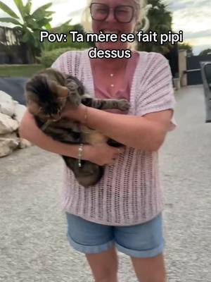 A post by @sonalie.gbne on TikTok caption: je m’en remet pas, elle a tout donné en prenant le chat en plus…😭 #associationdomi #pourtoi #fypシ #fourire 