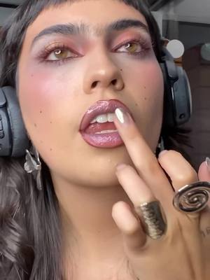 A post by @aviousbeauty on TikTok caption: un makeup mas romantico para las girls <3 #makeup #makeuptutorial #maquillaje 