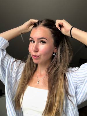 A post by @typischkassii on TikTok caption: GRWM + Talk über Psoriasis, Sonnenschutz, Filmkritik, Haarausfall und Frisur, haha. 💛