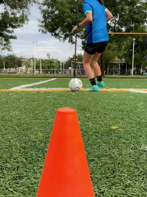 A post by @unduodinamico on TikTok caption: Todos conocemos a alguien así 🤪⚽️ #futbol #futbolistas #amigos 