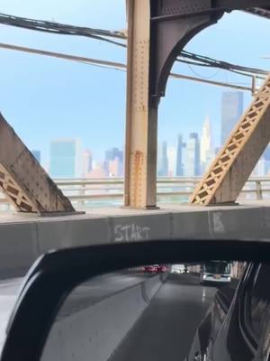 A post by @pedrosoabiliof1 on TikTok caption: #newyork #driving #bridge #usa #sing #musica 