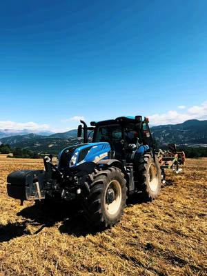 A post by @jody.hayandco on TikTok caption: En plein dechaumage les amis 🚜🌟 #agricultrice #agriculture #agricole