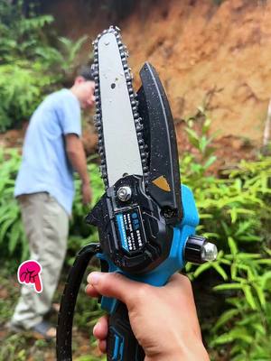 A post by @chch_kelly on TikTok caption: A quick and easy way to trim up those overgrown spots in the yard. This mini chainsaw is Small and lightweight, so it's perfect even for those without prior chainsaw experience. No oil or gas to mix, 100% battery powered and rechargeable. #electricchainsaw #minichainsaw #fathersdaygifts #TikTokShop #summersale #smart saker #saker #pruning #electric #Cordlesschainsaw #PortableChainsaw #SmallHandheldSaw #WoodCuttingTools #TreeTrimmin gEquipment #HomeGardenTools #BatteryPoweredChainsaw #DIYGardening #OutdoorTools #LightweightChainsaw #GardenM aintenance #Homelmprovement # EcoFriendlyTools