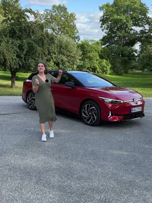 A post by @leslieandcars on TikTok caption: Wie gefällt euch der VW ID.7 GTX Tourer? Ich freu mich, dass es endlich mehr E-Kombis gibt. 👉🏼 Folgt @leslieandcars für #autonews  #vw #volkswagen #vwid7gtxtourer #gtx #tourer #auto #autozeitung 