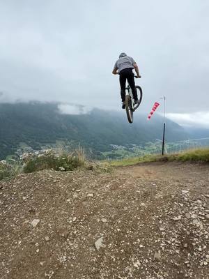 A post by @matis.dh on TikTok caption: 😵‍💫😵‍💫😵‍💫 . . . #mtb #mtblife #commencal #commencalbikes #loudenvielle #downhill #dh #bikepark #ride #freeride #crash 