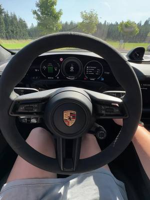 A post by @leslieandcars on TikTok caption: So einfach lassen sich die Assistenzsysteme im Porsche Taycan deaktivieren. #porsche #taycan #autonews #auto 